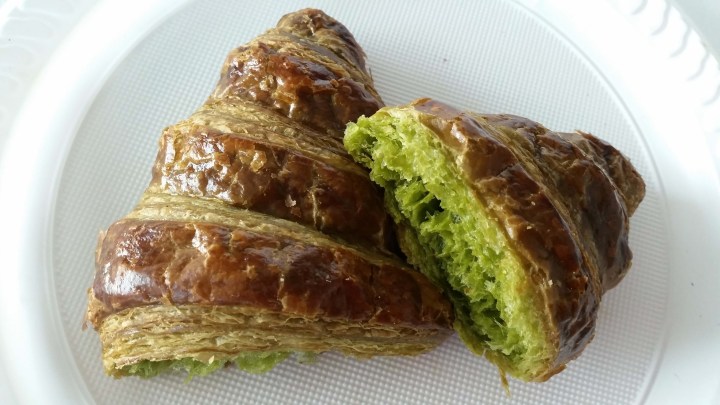 eating in france croissant