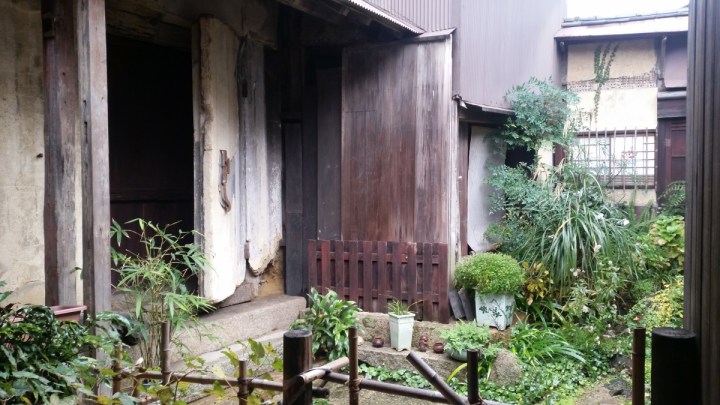 courtyard in tomonoura traveljapan